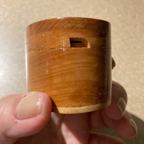 Trinket Box Enameled Mother of Pearl Inlaid, Wooden, Red fabric inside - Picture 6 of 8